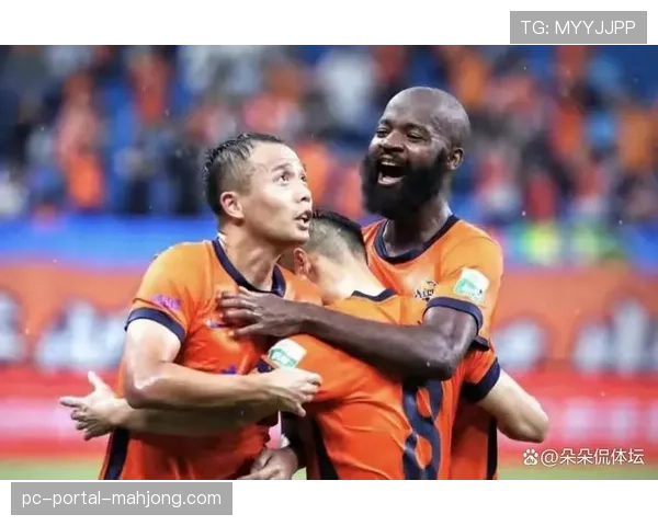 特写：保级队球迷自发组织前往训练基地，用歌声支持球队